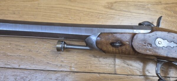 Magnifique pistolet d'officier de cavalerie 1833 - 1er Type - Manufacture Royale de Maubeuge - Des premières fabrications - Superbe canon en acier ruban rayé 48 "cheveux"-  Bronzage d'origine - Aucune oxydation - Beaux poinçons - TBE+ – Image 23