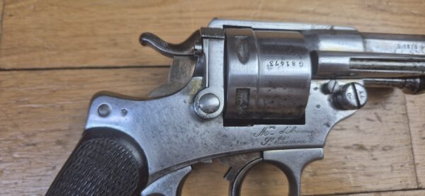 Bon revolver réglementaire Modèle 1873 - calibre 11mm73 - intégralement mono matricule - Encore du jaune paille - MAS en 1878 - Bonne mécanique, beau canon et belles chambres - BE – Image 4