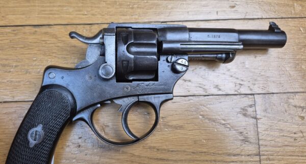 Bon révolver d'officier modèle 1874 - Arme intégralement mono-matricule jusqu'aux plaquettes - MAS en 1878 - Bon canon - Rebronzé - Très bonne mécanique - BE/BE+ – Image 4