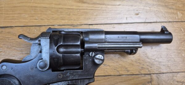 Bon révolver d'officier modèle 1874 - Arme intégralement mono-matricule jusqu'aux plaquettes - MAS en 1878 - Bon canon - Rebronzé - Très bonne mécanique - BE/BE+ – Image 5