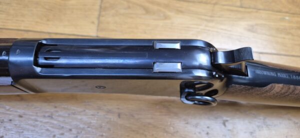Superbe et Rare carabine à levier sous garde Browning Modèle1886 - La meilleure de TOUTES les fabrications modernes de la 1886 "Winchester" - Cal 45-70Gvt - Rare fabrication du centenaire en Grade I rifles par Miroku - Boite d'origine et manuel - 7.000 exemplaires seulement - Arme d'exception - État absolu de neuf ! - TBE+++ – Image 13