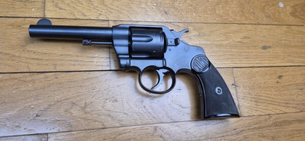 Très beau revolver Colt 1895 - Modèle iconique à barillet basculant et rotation anti-horaire - Cal. 38 LC - Arme de Hartford en1907 - Barillet à chambres avec rétreints - Un des dernier produits - Très bonne mécanique - Canon excellent - Plaquette d'origine - Arme peu courante - Catégorie D - Très bon État - TBE+ – Image 2