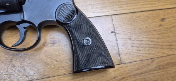 Très beau revolver Colt 1895 - Modèle iconique à barillet basculant et rotation anti-horaire - Cal. 38 LC - Arme de Hartford en1907 - Barillet à chambres avec rétreints - Un des dernier produits - Très bonne mécanique - Canon excellent - Plaquette d'origine - Arme peu courante - Catégorie D - Très bon État - TBE+ – Image 3