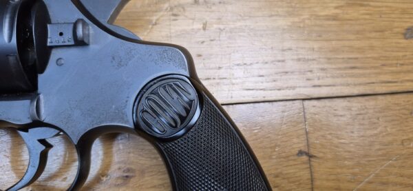 Très beau revolver Colt 1895 - Modèle iconique à barillet basculant et rotation anti-horaire - Cal. 38 LC - Arme de Hartford en1907 - Barillet à chambres avec rétreints - Un des dernier produits - Très bonne mécanique - Canon excellent - Plaquette d'origine - Arme peu courante - Catégorie D - Très bon État - TBE+ – Image 5
