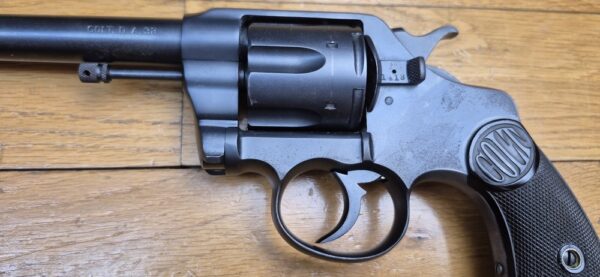 Très beau revolver Colt 1895 - Modèle iconique à barillet basculant et rotation anti-horaire - Cal. 38 LC - Arme de Hartford en1907 - Barillet à chambres avec rétreints - Un des dernier produits - Très bonne mécanique - Canon excellent - Plaquette d'origine - Arme peu courante - Catégorie D - Très bon État - TBE+ – Image 6