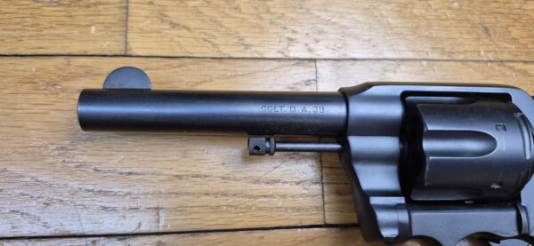 Très beau revolver Colt 1895 - Modèle iconique à barillet basculant et rotation anti-horaire - Cal. 38 LC - Arme de Hartford en1907 - Barillet à chambres avec rétreints - Un des dernier produits - Très bonne mécanique - Canon excellent - Plaquette d'origine - Arme peu courante - Catégorie D - Très bon État - TBE+ – Image 7