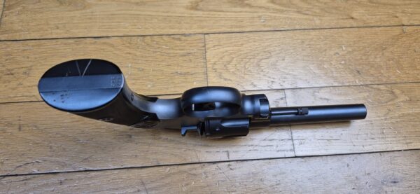 Très beau revolver Colt 1895 - Modèle iconique à barillet basculant et rotation anti-horaire - Cal. 38 LC - Arme de Hartford en1907 - Barillet à chambres avec rétreints - Un des dernier produits - Très bonne mécanique - Canon excellent - Plaquette d'origine - Arme peu courante - Catégorie D - Très bon État - TBE+ – Image 8