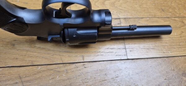 Très beau revolver Colt 1895 - Modèle iconique à barillet basculant et rotation anti-horaire - Cal. 38 LC - Arme de Hartford en1907 - Barillet à chambres avec rétreints - Un des dernier produits - Très bonne mécanique - Canon excellent - Plaquette d'origine - Arme peu courante - Catégorie D - Très bon État - TBE+ – Image 11