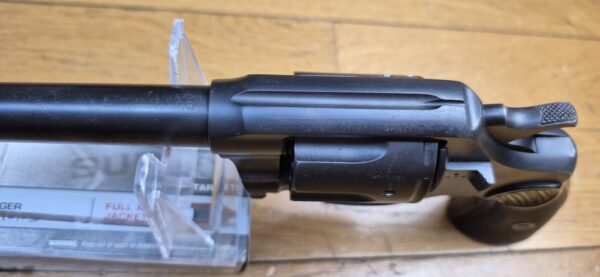 Très beau revolver Colt 1895 - Modèle iconique à barillet basculant et rotation anti-horaire - Cal. 38 LC - Arme de Hartford en1907 - Barillet à chambres avec rétreints - Un des dernier produits - Très bonne mécanique - Canon excellent - Plaquette d'origine - Arme peu courante - Catégorie D - Très bon État - TBE+ – Image 15