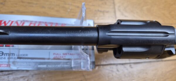 Très beau revolver Colt 1895 - Modèle iconique à barillet basculant et rotation anti-horaire - Cal. 38 LC - Arme de Hartford en1907 - Barillet à chambres avec rétreints - Un des dernier produits - Très bonne mécanique - Canon excellent - Plaquette d'origine - Arme peu courante - Catégorie D - Très bon État - TBE+ – Image 16