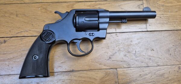 Très beau revolver Colt 1895 - Modèle iconique à barillet basculant et rotation anti-horaire - Cal. 38 LC - Arme de Hartford en1907 - Barillet à chambres avec rétreints - Un des dernier produits - Très bonne mécanique - Canon excellent - Plaquette d'origine - Arme peu courante - Catégorie D - Très bon État - TBE+ – Image 18