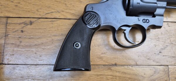Très beau revolver Colt 1895 - Modèle iconique à barillet basculant et rotation anti-horaire - Cal. 38 LC - Arme de Hartford en1907 - Barillet à chambres avec rétreints - Un des dernier produits - Très bonne mécanique - Canon excellent - Plaquette d'origine - Arme peu courante - Catégorie D - Très bon État - TBE+ – Image 19