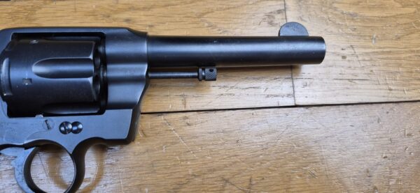 Très beau revolver Colt 1895 - Modèle iconique à barillet basculant et rotation anti-horaire - Cal. 38 LC - Arme de Hartford en1907 - Barillet à chambres avec rétreints - Un des dernier produits - Très bonne mécanique - Canon excellent - Plaquette d'origine - Arme peu courante - Catégorie D - Très bon État - TBE+ – Image 21