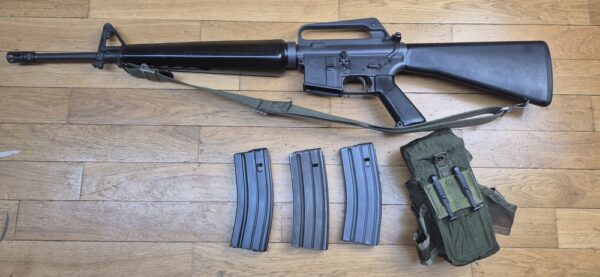 Splendide et Rare carabine M16 A1 - Arme réglementaire "US Governement Property" - Fabrication Colt de 1973 ! -  Époque guerre du Vietnam - Calibre 5.56 Otan - Arme mythique du XX° siècle - Canon et mécanique parfaits - Excellent état esthétique - TBE++ – Image 2