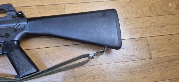 Splendide et Rare carabine M16 A1 - Arme réglementaire "US Governement Property" - Fabrication Colt de 1973 ! -  Époque guerre du Vietnam - Calibre 5.56 Otan - Arme mythique du XX° siècle - Canon et mécanique parfaits - Excellent état esthétique - TBE++ – Image 3