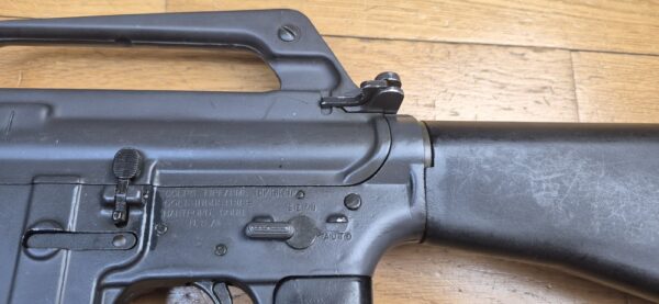 Splendide et Rare carabine M16 A1 - Arme réglementaire "US Governement Property" - Fabrication Colt de 1973 ! -  Époque guerre du Vietnam - Calibre 5.56 Otan - Arme mythique du XX° siècle - Canon et mécanique parfaits - Excellent état esthétique - TBE++ – Image 6