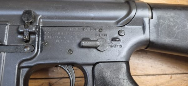 Splendide et Rare carabine M16 A1 - Arme réglementaire "US Governement Property" - Fabrication Colt de 1973 ! -  Époque guerre du Vietnam - Calibre 5.56 Otan - Arme mythique du XX° siècle - Canon et mécanique parfaits - Excellent état esthétique - TBE++ – Image 7