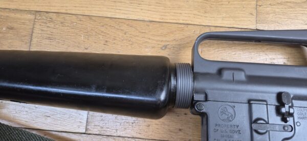 Splendide et Rare carabine M16 A1 - Arme réglementaire "US Governement Property" - Fabrication Colt de 1973 ! -  Époque guerre du Vietnam - Calibre 5.56 Otan - Arme mythique du XX° siècle - Canon et mécanique parfaits - Excellent état esthétique - TBE++ – Image 9