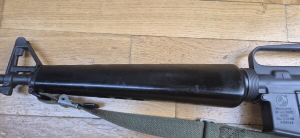Splendide et Rare carabine M16 A1 - Arme réglementaire "US Governement Property" - Fabrication Colt de 1973 ! -  Époque guerre du Vietnam - Calibre 5.56 Otan - Arme mythique du XX° siècle - Canon et mécanique parfaits - Excellent état esthétique - TBE++ – Image 11