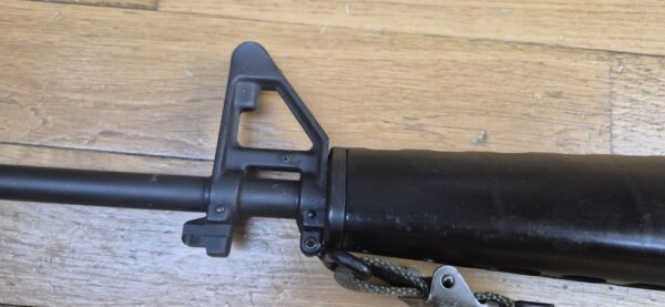 Splendide et Rare carabine M16 A1 - Arme réglementaire "US Governement Property" - Fabrication Colt de 1973 ! -  Époque guerre du Vietnam - Calibre 5.56 Otan - Arme mythique du XX° siècle - Canon et mécanique parfaits - Excellent état esthétique - TBE++ – Image 12