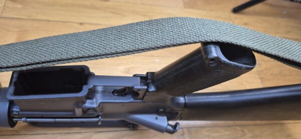 Splendide et Rare carabine M16 A1 - Arme réglementaire "US Governement Property" - Fabrication Colt de 1973 ! -  Époque guerre du Vietnam - Calibre 5.56 Otan - Arme mythique du XX° siècle - Canon et mécanique parfaits - Excellent état esthétique - TBE++ – Image 16