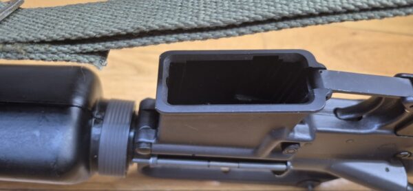 Splendide et Rare carabine M16 A1 - Arme réglementaire "US Governement Property" - Fabrication Colt de 1973 ! -  Époque guerre du Vietnam - Calibre 5.56 Otan - Arme mythique du XX° siècle - Canon et mécanique parfaits - Excellent état esthétique - TBE++ – Image 18