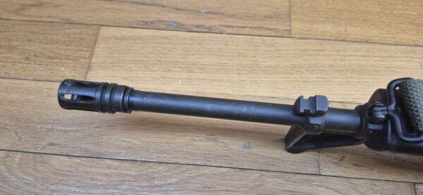 Splendide et Rare carabine M16 A1 - Arme réglementaire "US Governement Property" - Fabrication Colt de 1973 ! -  Époque guerre du Vietnam - Calibre 5.56 Otan - Arme mythique du XX° siècle - Canon et mécanique parfaits - Excellent état esthétique - TBE++ – Image 22
