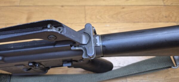 Splendide et Rare carabine M16 A1 - Arme réglementaire "US Governement Property" - Fabrication Colt de 1973 ! -  Époque guerre du Vietnam - Calibre 5.56 Otan - Arme mythique du XX° siècle - Canon et mécanique parfaits - Excellent état esthétique - TBE++ – Image 24
