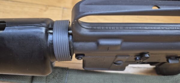 Splendide et Rare carabine M16 A1 - Arme réglementaire "US Governement Property" - Fabrication Colt de 1973 ! -  Époque guerre du Vietnam - Calibre 5.56 Otan - Arme mythique du XX° siècle - Canon et mécanique parfaits - Excellent état esthétique - TBE++ – Image 26