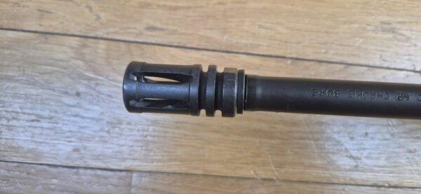 Splendide et Rare carabine M16 A1 - Arme réglementaire "US Governement Property" - Fabrication Colt de 1973 ! -  Époque guerre du Vietnam - Calibre 5.56 Otan - Arme mythique du XX° siècle - Canon et mécanique parfaits - Excellent état esthétique - TBE++ – Image 31
