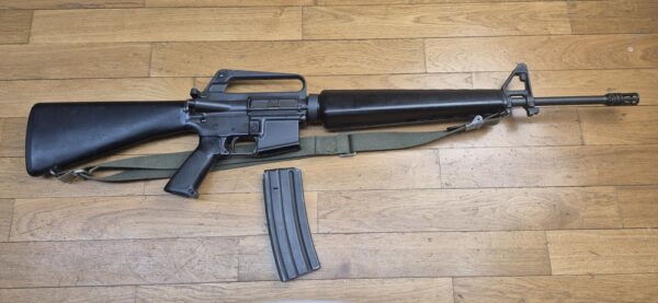 Splendide et Rare carabine M16 A1 - Arme réglementaire "US Governement Property" - Fabrication Colt de 1973 ! -  Époque guerre du Vietnam - Calibre 5.56 Otan - Arme mythique du XX° siècle - Canon et mécanique parfaits - Excellent état esthétique - TBE++ – Image 32