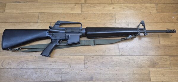 Splendide et Rare carabine M16 A1 - Arme réglementaire "US Governement Property" - Fabrication Colt de 1973 ! -  Époque guerre du Vietnam - Calibre 5.56 Otan - Arme mythique du XX° siècle - Canon et mécanique parfaits - Excellent état esthétique - TBE++ – Image 33