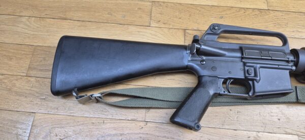 Splendide et Rare carabine M16 A1 - Arme réglementaire "US Governement Property" - Fabrication Colt de 1973 ! -  Époque guerre du Vietnam - Calibre 5.56 Otan - Arme mythique du XX° siècle - Canon et mécanique parfaits - Excellent état esthétique - TBE++ – Image 34