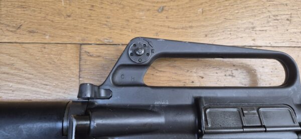 Splendide et Rare carabine M16 A1 - Arme réglementaire "US Governement Property" - Fabrication Colt de 1973 ! -  Époque guerre du Vietnam - Calibre 5.56 Otan - Arme mythique du XX° siècle - Canon et mécanique parfaits - Excellent état esthétique - TBE++ – Image 36