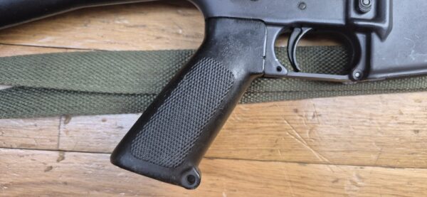 Splendide et Rare carabine M16 A1 - Arme réglementaire "US Governement Property" - Fabrication Colt de 1973 ! -  Époque guerre du Vietnam - Calibre 5.56 Otan - Arme mythique du XX° siècle - Canon et mécanique parfaits - Excellent état esthétique - TBE++ – Image 37