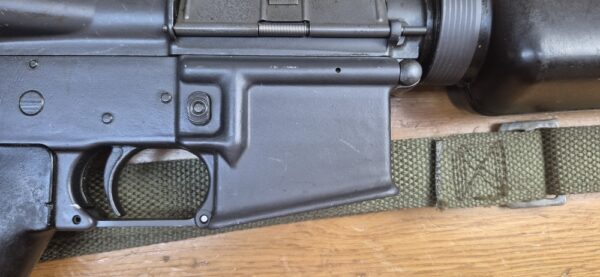 Splendide et Rare carabine M16 A1 - Arme réglementaire "US Governement Property" - Fabrication Colt de 1973 ! -  Époque guerre du Vietnam - Calibre 5.56 Otan - Arme mythique du XX° siècle - Canon et mécanique parfaits - Excellent état esthétique - TBE++ – Image 38