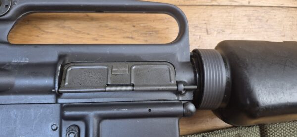 Splendide et Rare carabine M16 A1 - Arme réglementaire "US Governement Property" - Fabrication Colt de 1973 ! -  Époque guerre du Vietnam - Calibre 5.56 Otan - Arme mythique du XX° siècle - Canon et mécanique parfaits - Excellent état esthétique - TBE++ – Image 39