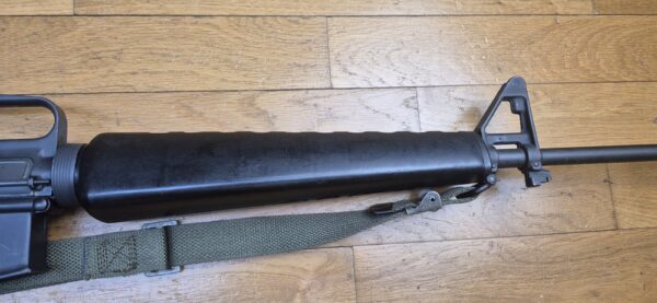 Splendide et Rare carabine M16 A1 - Arme réglementaire "US Governement Property" - Fabrication Colt de 1973 ! -  Époque guerre du Vietnam - Calibre 5.56 Otan - Arme mythique du XX° siècle - Canon et mécanique parfaits - Excellent état esthétique - TBE++ – Image 40