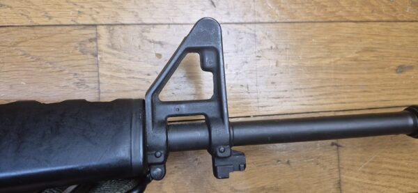 Splendide et Rare carabine M16 A1 - Arme réglementaire "US Governement Property" - Fabrication Colt de 1973 ! -  Époque guerre du Vietnam - Calibre 5.56 Otan - Arme mythique du XX° siècle - Canon et mécanique parfaits - Excellent état esthétique - TBE++ – Image 42