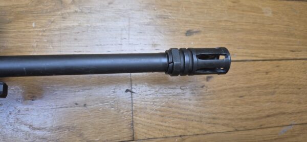 Splendide et Rare carabine M16 A1 - Arme réglementaire "US Governement Property" - Fabrication Colt de 1973 ! -  Époque guerre du Vietnam - Calibre 5.56 Otan - Arme mythique du XX° siècle - Canon et mécanique parfaits - Excellent état esthétique - TBE++ – Image 43