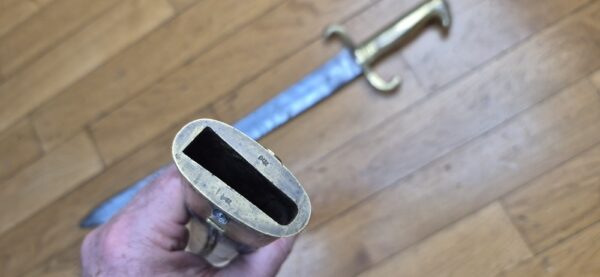 Splendide et peu courant glaive d'artillerie prussien dit Seitengewehr 1864 - Arme des guerres de 1870/71 et 1914-1918 - Fabrication Weyersberg à Solingen - Arme prussienne de 1889 - 51° d'artillerie de Strasbourg ! -  Rare mono-matricule arme et fourreau  - TBE/TBE+ – Image 13