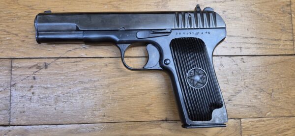 Beau Pistolet Tokarev TT-33 - Arme soviétique de 1945 - Cal. 7,62TT - Arsenal de Ijevsk -  Excellente apparence sans marques de manipulation - Très bonne mécanique - Canon superbe - Plaquettes d'origine - TBE+ – Image 3