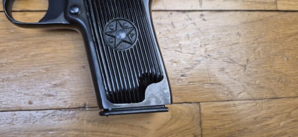 Beau Pistolet Tokarev TT-33 - Arme soviétique de 1945 - Cal. 7,62TT - Arsenal de Ijevsk -  Excellente apparence sans marques de manipulation - Très bonne mécanique - Canon superbe - Plaquettes d'origine - TBE+ – Image 4