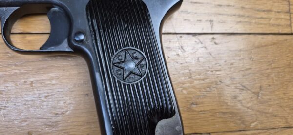 Beau Pistolet Tokarev TT-33 - Arme soviétique de 1945 - Cal. 7,62TT - Arsenal de Ijevsk -  Excellente apparence sans marques de manipulation - Très bonne mécanique - Canon superbe - Plaquettes d'origine - TBE+ – Image 5