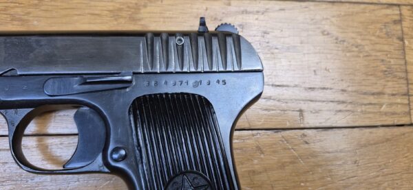 Beau Pistolet Tokarev TT-33 - Arme soviétique de 1945 - Cal. 7,62TT - Arsenal de Ijevsk -  Excellente apparence sans marques de manipulation - Très bonne mécanique - Canon superbe - Plaquettes d'origine - TBE+ – Image 6