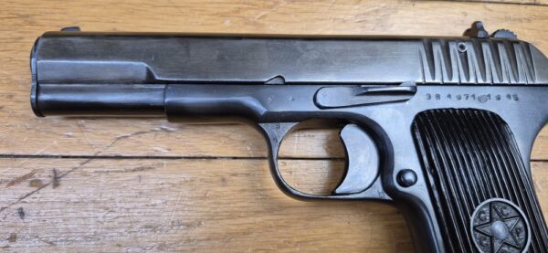 Beau Pistolet Tokarev TT-33 - Arme soviétique de 1945 - Cal. 7,62TT - Arsenal de Ijevsk -  Excellente apparence sans marques de manipulation - Très bonne mécanique - Canon superbe - Plaquettes d'origine - TBE+ – Image 7