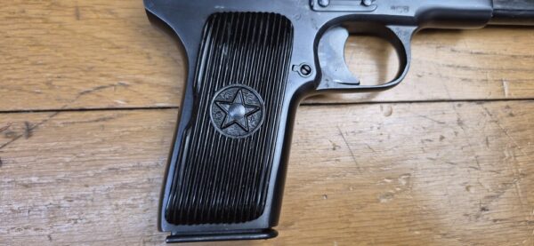 Beau Pistolet Tokarev TT-33 - Arme soviétique de 1945 - Cal. 7,62TT - Arsenal de Ijevsk -  Excellente apparence sans marques de manipulation - Très bonne mécanique - Canon superbe - Plaquettes d'origine - TBE+ – Image 17