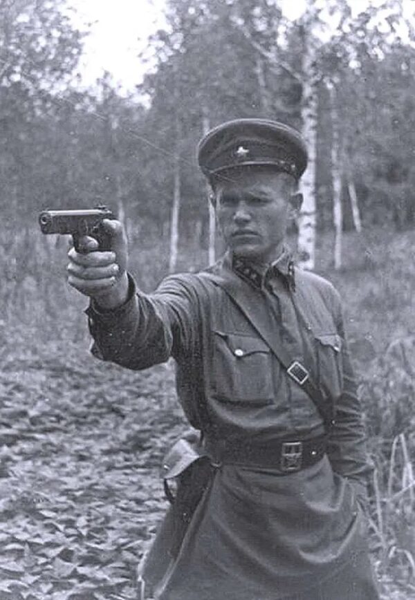 Beau Pistolet Tokarev TT-33 - Arme soviétique de 1945 - Cal. 7,62TT - Arsenal de Ijevsk -  Excellente apparence sans marques de manipulation - Très bonne mécanique - Canon superbe - Plaquettes d'origine - TBE+ – Image 22