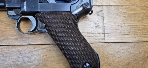 Très beau Pistolet Luger P08 - Fabrication "S/42" par Mauser - Très rare exemplaire en "G" pour 1935 - Carcasse type 1908-1918 non encore renforcée post 1936 - Un des 54.070 produits en 1935 - Arme rare - TBE+ – Image 4