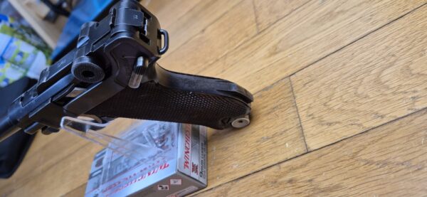 Très beau Pistolet Luger P08 - Fabrication "S/42" par Mauser - Très rare exemplaire en "G" pour 1935 - Carcasse type 1908-1918 non encore renforcée post 1936 - Un des 54.070 produits en 1935 - Arme rare - TBE+ – Image 12